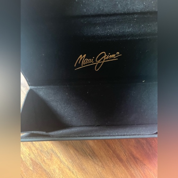 Maui Jim sunglass case black magnet close - Picture 2 of 2